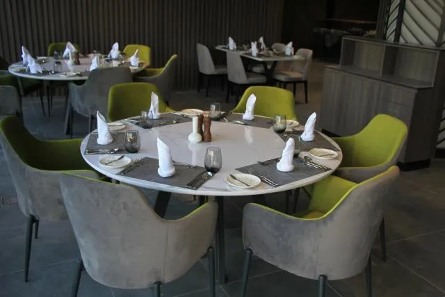  Hotel Holiday International - picture  : Toilet,Restaurant/places to eat,Property 