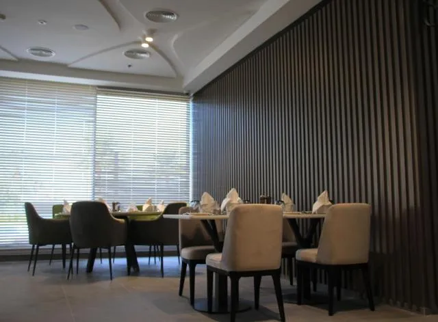  Hotel Holiday International - picture  : Toilet,Restaurant/places to eat,Property 