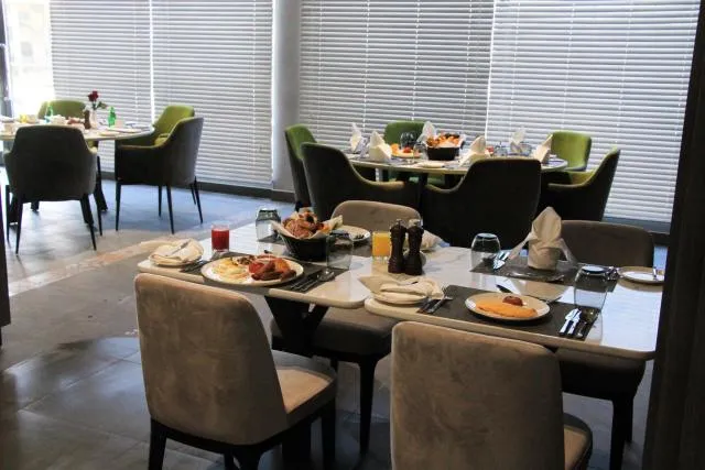  Hotel Holiday International - picture  : Toilet,Breakfast,Continental breakfast,Property 