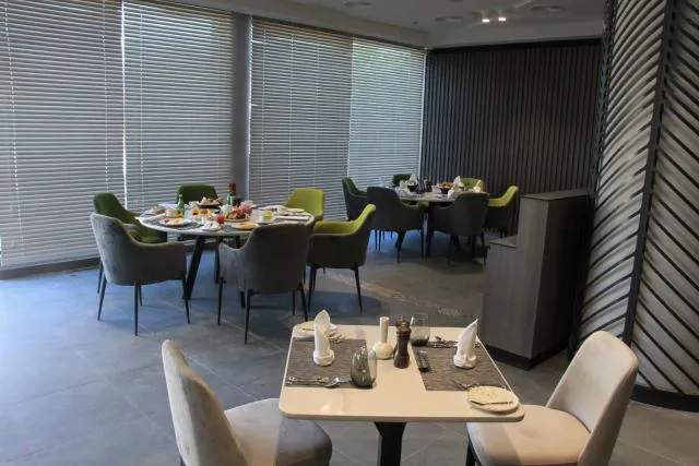  Hotel Holiday International - picture  : Toilet,Restaurant/places to eat,Property 