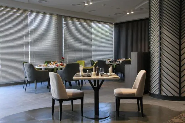  Hotel Holiday International - picture  : Toilet,Breakfast,Property 