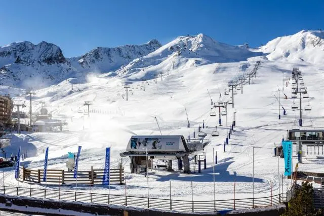  Maia Pedrous - picture  : Shower,Nearby landmark,Property building,Skiing,Mountain view,Property 