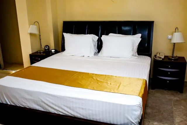  Brisotel - Beira Mar - photo  : Immeuble immobilier,Restaurant/endroits où manger,Lit,Piscine,Petit-déjeuner,Propriété 