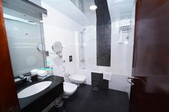  Queen Palace Hotel - picture  : Bathroom 