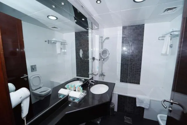  Queen Palace Hotel - picture  : Bathroom 