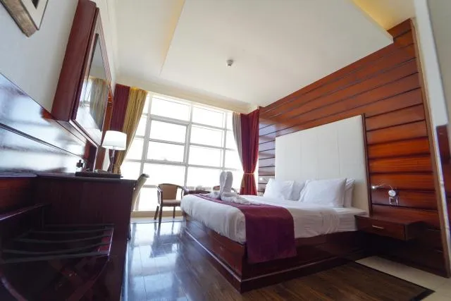  Queen Palace Hotel - picture  : Bed 