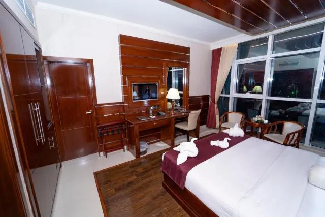  Queen Palace Hotel - picture  : TV/entertainment centre 