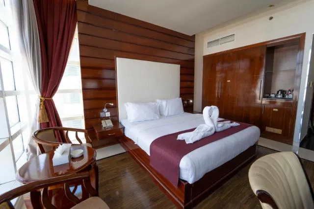  Queen Palace Hotel - picture  : Bed 