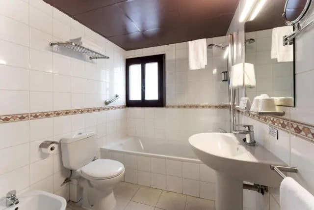  Hotel & Aparthotel Cosmos - picture  : Toilet,Bathroom,Bathroom,bidet,towels,Property 