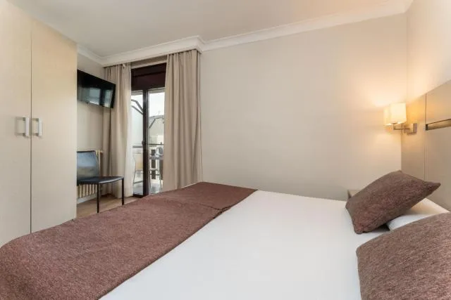  Hotel & Aparthotel Cosmos - picture  : Bed,Bed,TV and multimedia,Balcony/Terrace,Bedroom,Property,Room 