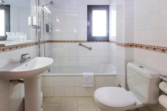  Hotel & Aparthotel Cosmos - picture  : Bathroom 