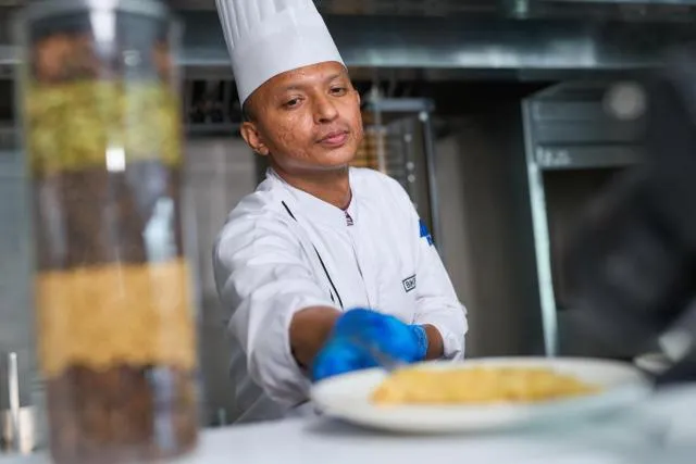  Hotel Holiday International - picture  : Staff,Food,Property 