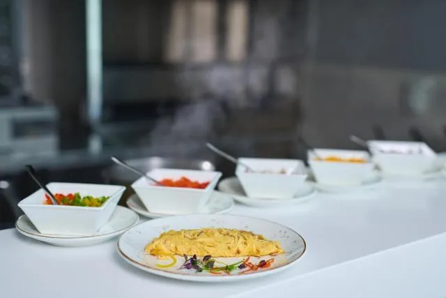  Hotel Holiday International - picture  : Buffet breakfast,Property 