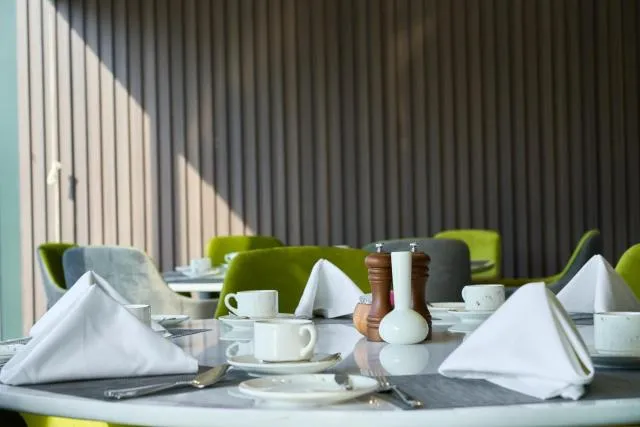  Hotel Holiday International - picture  : Toilet,Dining area,Property 