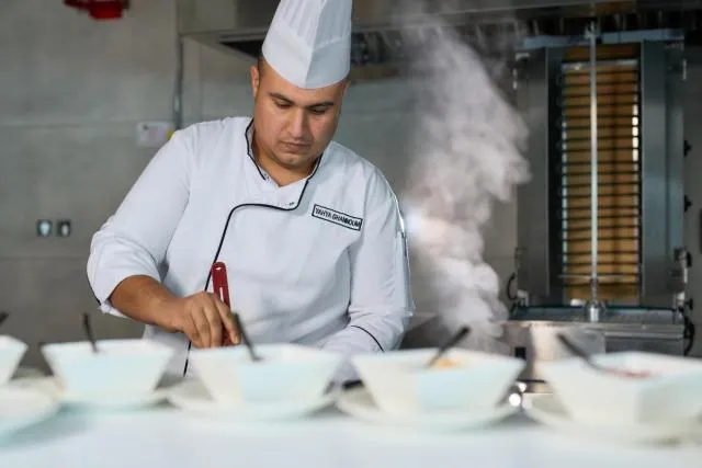  Hotel Holiday International - picture  : Staff,Food,Property 