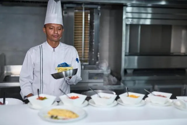  Hotel Holiday International - picture  : Restaurant/places to eat,Property 