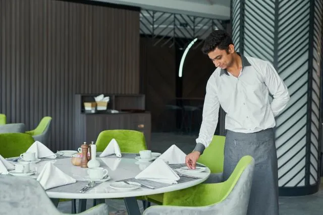  Hotel Holiday International - picture  : Toilet,Restaurant/places to eat,Property 