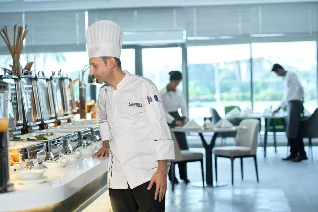  Hotel Holiday International - picture  : Toilet,Restaurant/places to eat,Staff,Property 