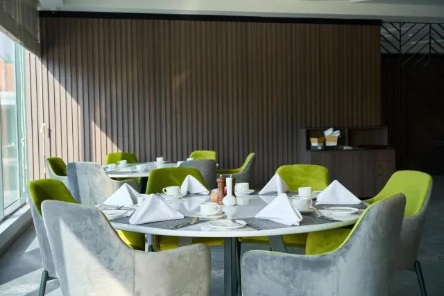  Hotel Holiday International - picture  : Toilet,Restaurant/places to eat,Property 