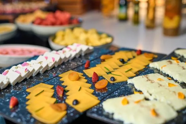  Hotel Holiday International - picture  : Food,Property 