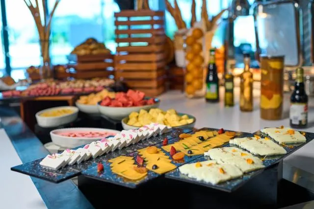  Hotel Holiday International - picture  : Buffet breakfast,Property 