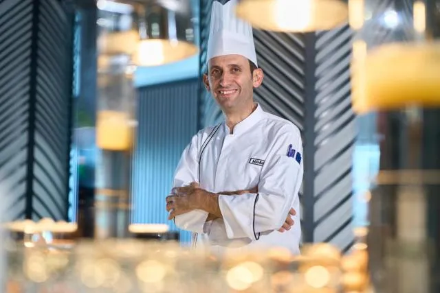  Hotel Holiday International - picture  : Staff,Food and drinks,Property 