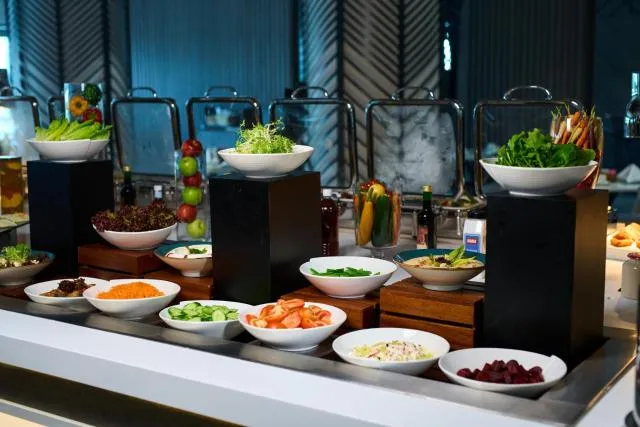  Hotel Holiday International - picture  : Buffet breakfast,Property 