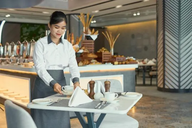  Hotel Holiday International - picture  : Toilet,Restaurant/places to eat,Property 