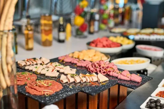  Hotel Holiday International - picture  : Buffet breakfast,Property 