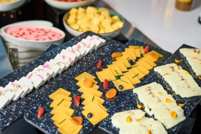  Hotel Holiday International - picture  : Food,Food,Property 