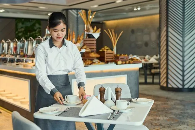  Hotel Holiday International - picture  : Restaurant/places to eat,Property 