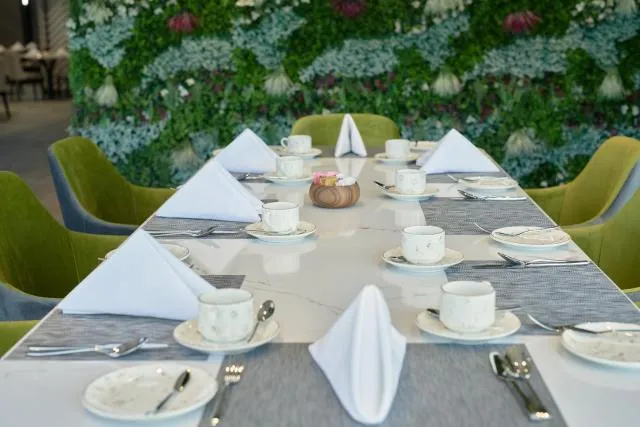  Hotel Holiday International - picture  : Toilet,Restaurant/places to eat,Property 