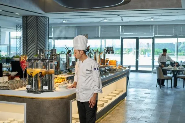  Hotel Holiday International - picture  : Restaurant/places to eat,Property 