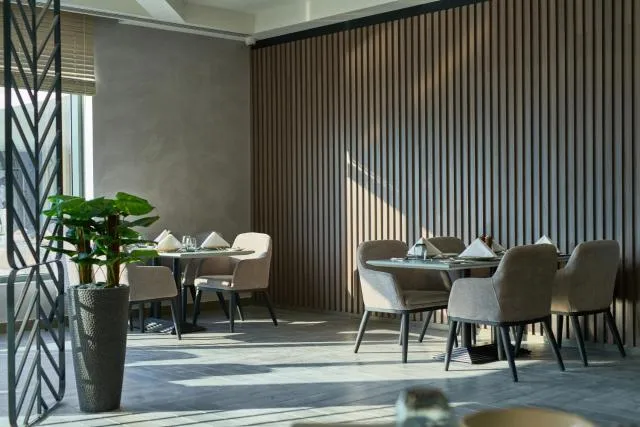  Hotel Holiday International - picture  : Toilet,Restaurant/places to eat,Property 