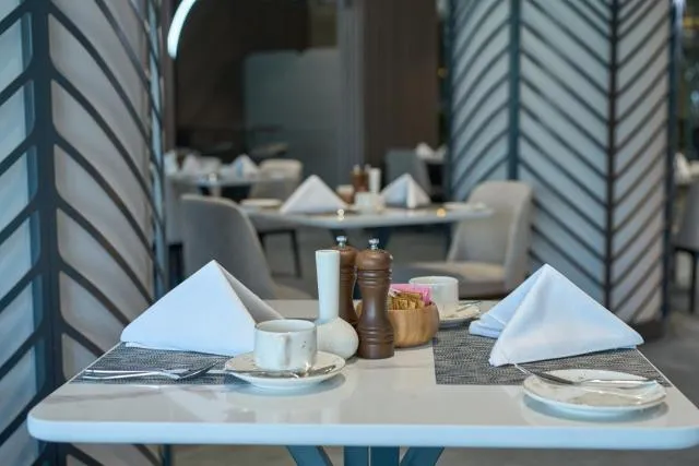  Hotel Holiday International - picture  : Toilet,Restaurant/places to eat,Property 