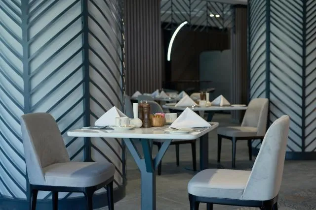  Hotel Holiday International - picture  : Toilet,Breakfast,Property 