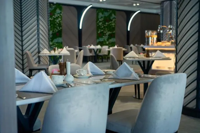  Hotel Holiday International - picture  : Toilet,Restaurant/places to eat,Property 