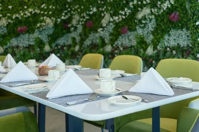  Hotel Holiday International - picture  : Toilet,Restaurant/places to eat,Property 