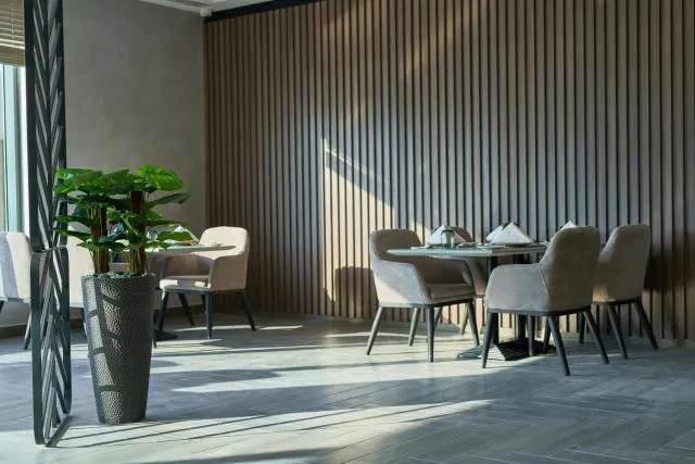  Hotel Holiday International - picture  : Toilet,Restaurant/places to eat,Property 