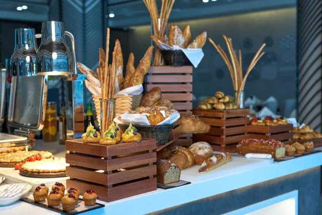  Hotel Holiday International - picture  : Food,Buffet breakfast,Property 