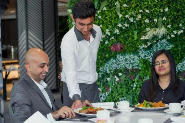  Hotel Holiday International - picture  : Restaurant/places to eat,Property 