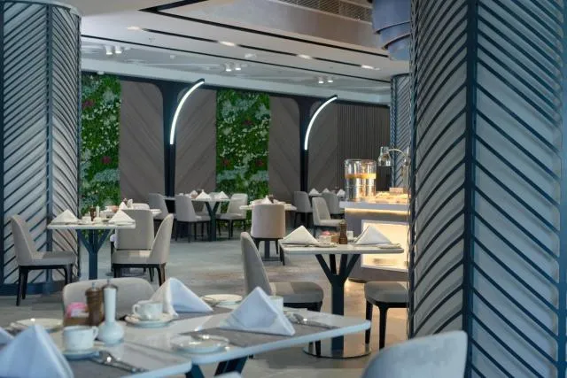  Hotel Holiday International - picture  : Toilet,Restaurant/places to eat,Property 