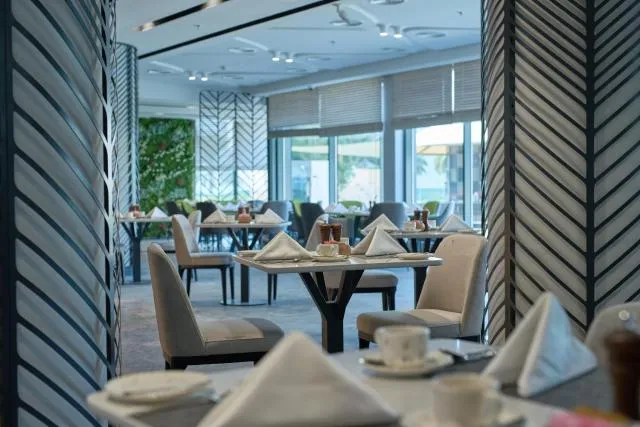  Hotel Holiday International - picture  : Toilet,Restaurant/places to eat,Property 