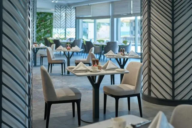  Hotel Holiday International - picture  : Toilet,Restaurant/places to eat,Property 