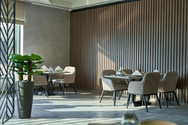  Hotel Holiday International - picture  : Toilet,Restaurant/places to eat,Property 