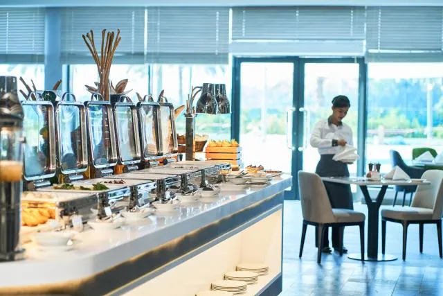  Hotel Holiday International - picture  : Restaurant/places to eat,Property 