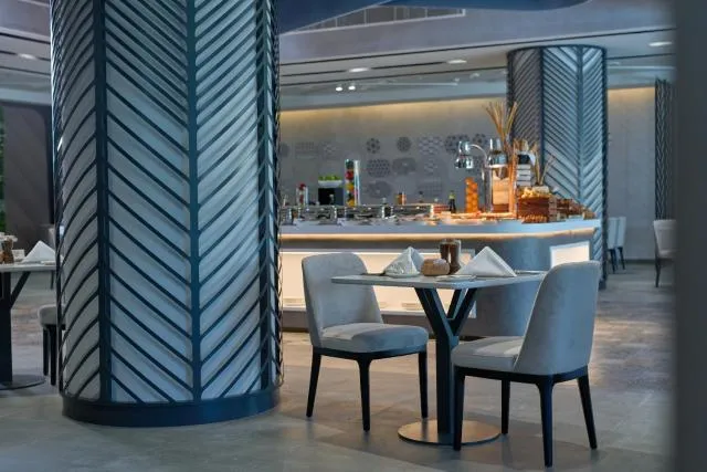  Hotel Holiday International - picture  : Toilet,Restaurant/places to eat,Property 