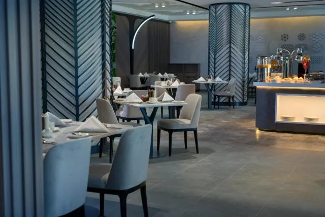  Hotel Holiday International - picture  : Toilet,Restaurant/places to eat,Property 