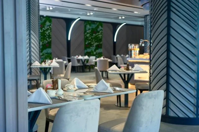  Hotel Holiday International - picture  : Toilet,Restaurant/places to eat,Property 