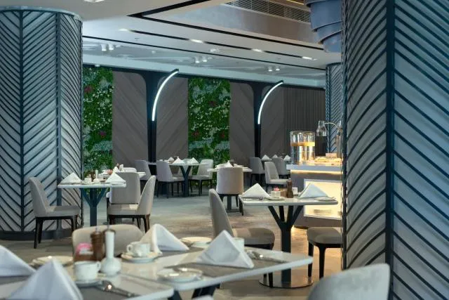  Hotel Holiday International - picture  : Toilet,Restaurant/places to eat,Property 